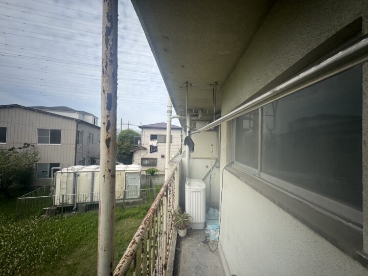 川越市集合住宅における鳩の糞害対策の画像